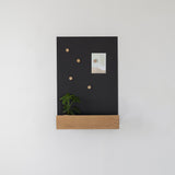 PLANK לוח למגנטים 65x45 עם מדף וחזית עץ אלון