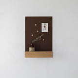 PLANK לוח למגנטים 65x45 עם מדף וחזית עץ אלון