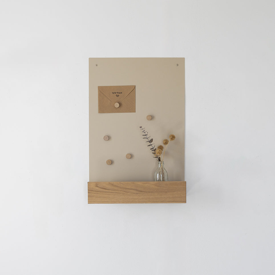 PLANK לוח למגנטים 65x45 עם מדף וחזית עץ אלון