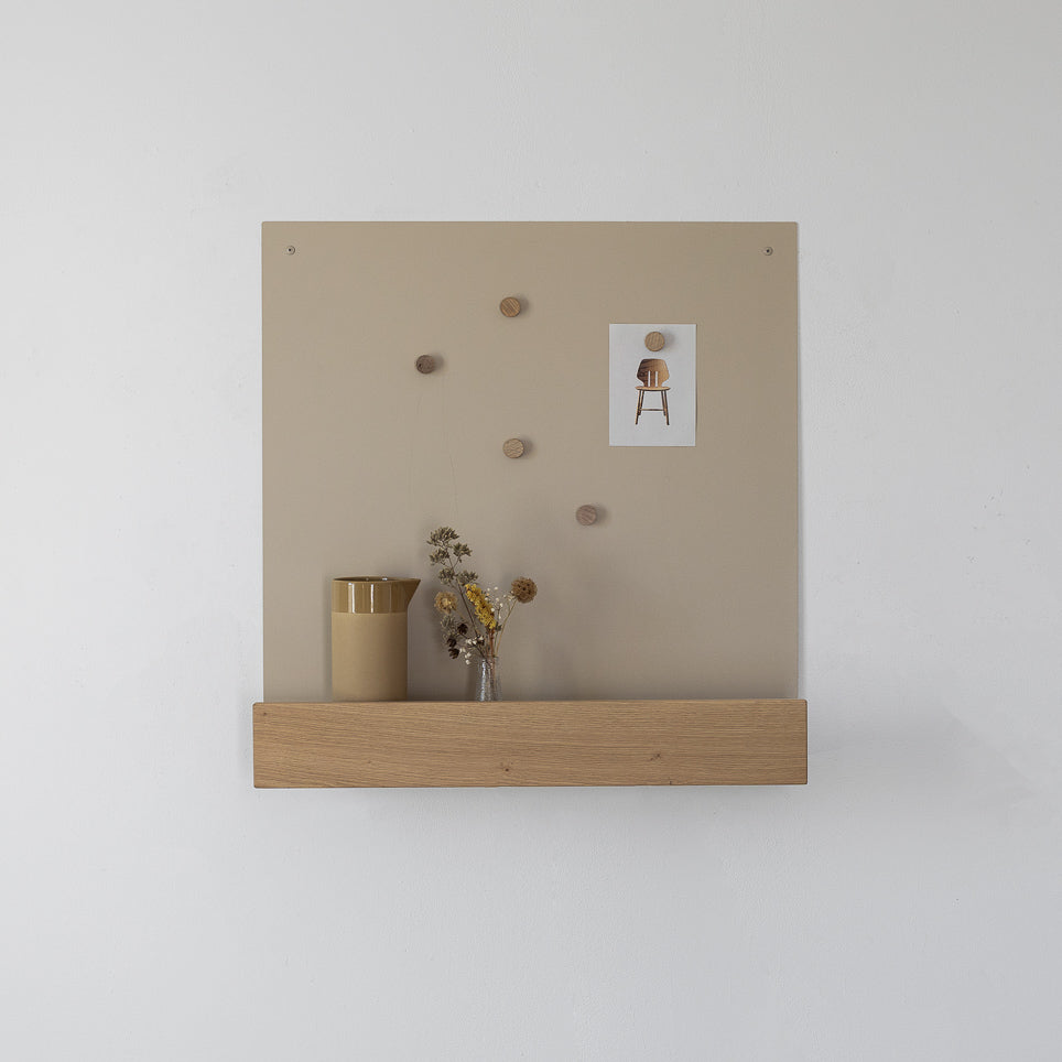 PLANK לוח למגנטים 65x60 עם מדף וחזית עץ