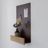 PLANK לוח למגנטים 65x60 עם מדף וחזית עץ