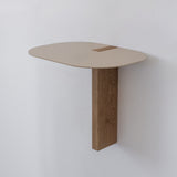 CUT
שידת צד תלויה בשילוב עץ ומתכת