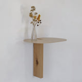 CUT
שידת צד תלויה בשילוב עץ ומתכת