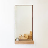 PLANK מראת קיר עם מדף וחזית עץ אלון