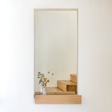 PLANK מראת קיר עם מדף וחזית עץ אלון