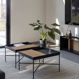 שולחן סלון מרובע עם אריח בטון או עץ