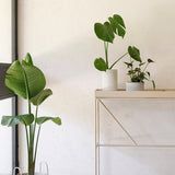 קונסולה מעוצבת ממתכת עם אריח בטון או עץ