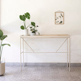 קונסולה מעוצבת ממתכת עם אריח בטון או עץ