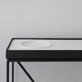 קונסולה מעוצבת ממתכת עם אריח בטון או עץ