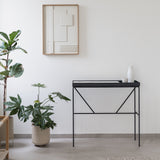 קונסולה מעוצבת ממתכת עם אריח בטון או עץ