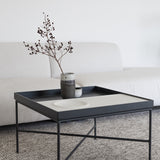 שולחן סלון מרובע עם אריח בטון או עץ