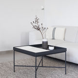 שולחן סלון מרובע עם אריח בטון או עץ