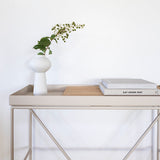 קונסולה מעוצבת ממתכת עם אריח בטון או עץ