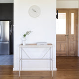 קונסולה מעוצבת ממתכת עם אריח בטון או עץ