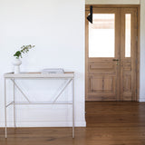 קונסולה מעוצבת ממתכת עם אריח בטון או עץ