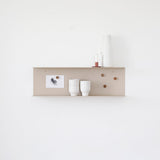 H מדף מתכת עם לוח מגנטי