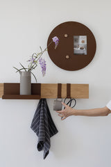 KORA HANGERS מתלה מתכת עם חזית עץ מעוצב לקיר