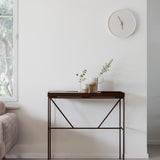 קונסולה מעוצבת ממתכת עם אריח בטון או עץ