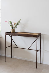 קונסולה מעוצבת ממתכת עם אריח בטון או עץ