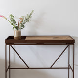 קונסולה מעוצבת ממתכת עם אריח בטון או עץ