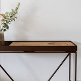 קונסולה מעוצבת ממתכת עם אריח בטון או עץ