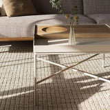 שולחן סלון מרובע עם אריח בטון או עץ