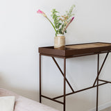 קונסולה מעוצבת ממתכת עם אריח בטון או עץ