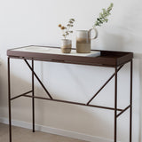 קונסולה מעוצבת ממתכת עם אריח בטון או עץ