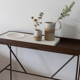 קונסולה מעוצבת ממתכת עם אריח בטון או עץ