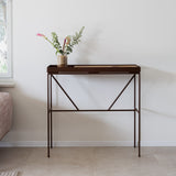 קונסולה מעוצבת ממתכת עם אריח בטון או עץ