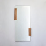 KORA MIRROR מראה מודולרית עם אלמנט עץ