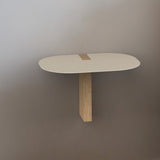 CUT
שידת צד תלויה בשילוב עץ ומתכת