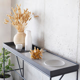 קונסולה מעוצבת ממתכת עם אריח בטון או עץ