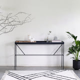 קונסולה מעוצבת ממתכת עם אריח בטון או עץ