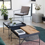 שולחן סלון מרובע עם אריח בטון או עץ