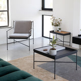 שולחן סלון מרובע עם אריח בטון או עץ