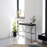 קונסולה מעוצבת ממתכת עם אריח בטון או עץ