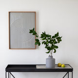 קונסולה מעוצבת ממתכת עם אריח בטון או עץ