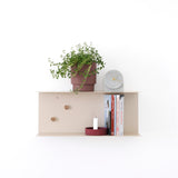 H מדף מתכת עם לוח מגנטי