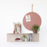 H מדף מתכת עם לוח מגנטי