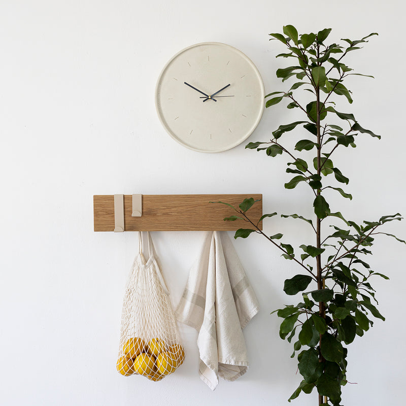 KORA HANGERS מתלה מתכת עם חזית עץ מעוצב לקיר