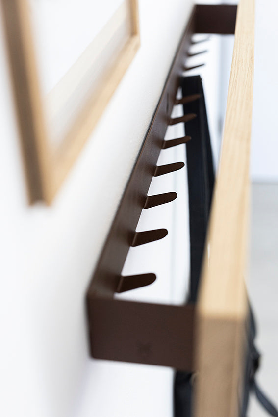 KORA HANGERS מתלה מתכת עם חזית עץ מעוצב לקיר