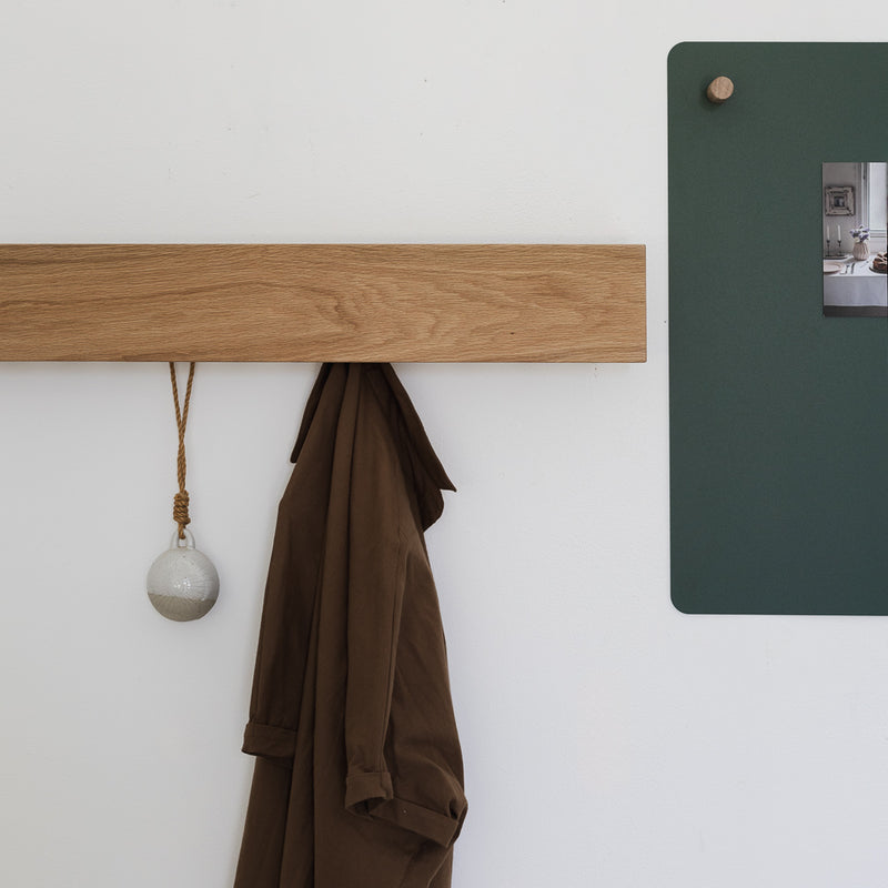 KORA HANGERS מתלה מתכת עם חזית עץ מעוצב לקיר